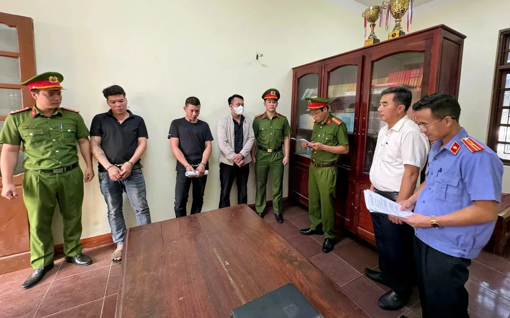 3 thanh niên lao vào phòng khám đánh người bị khởi tố