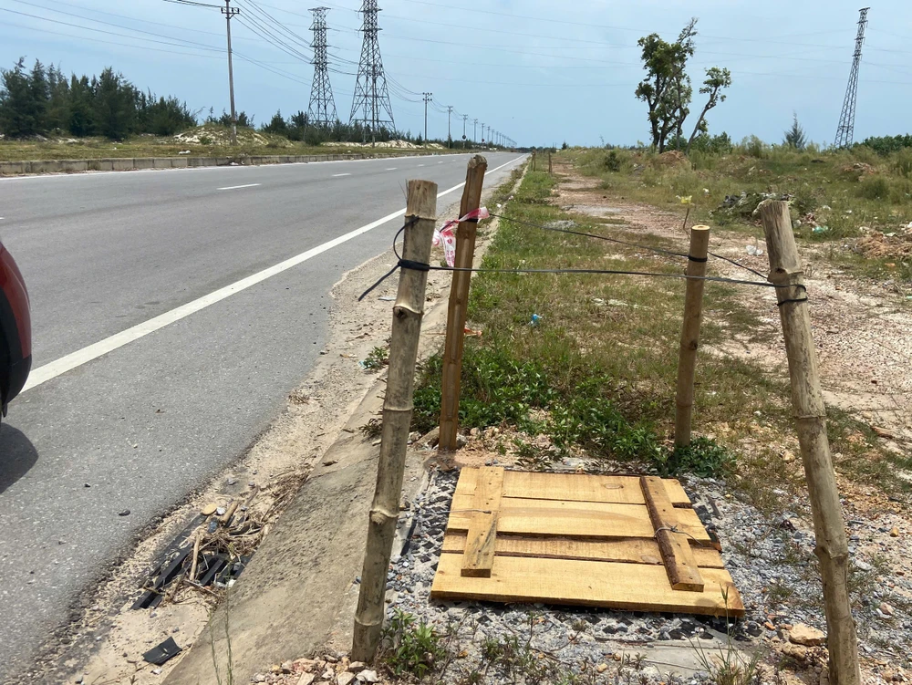 Vụ gần 200 nắp hố ga ‘bốc hơi’ ở Quảng Trị: Dùng tấm gỗ đậy tạm thời