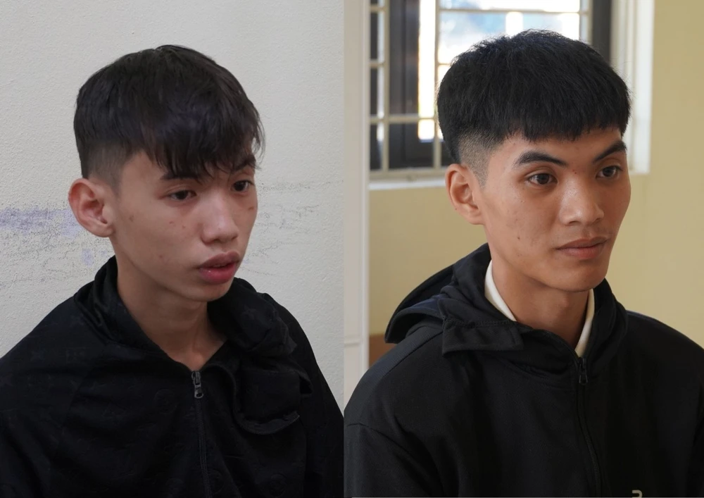 2 thanh niên giả danh công an chặn người đi đường, yêu cầu bỏ tiền vào cốp xe