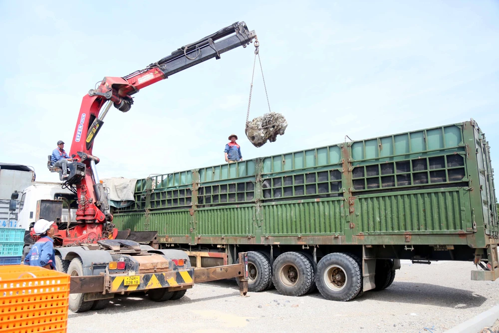 CSGT Quảng Trị xử phạt 333 triệu đồng xe tải chở quá trọng tải hơn 400%