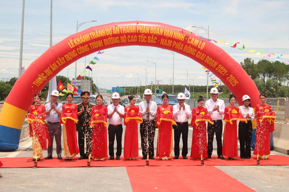 Ngắm cao tốc Vạn Ninh-Cam Lộ ở Quảng Trị ngày thông xe