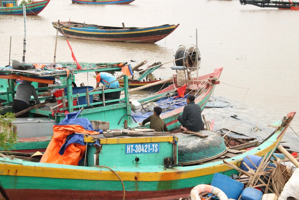 tau-ca-cua-ngu-dan-ha-tinh-bi-chim-vui-lap (1).JPG