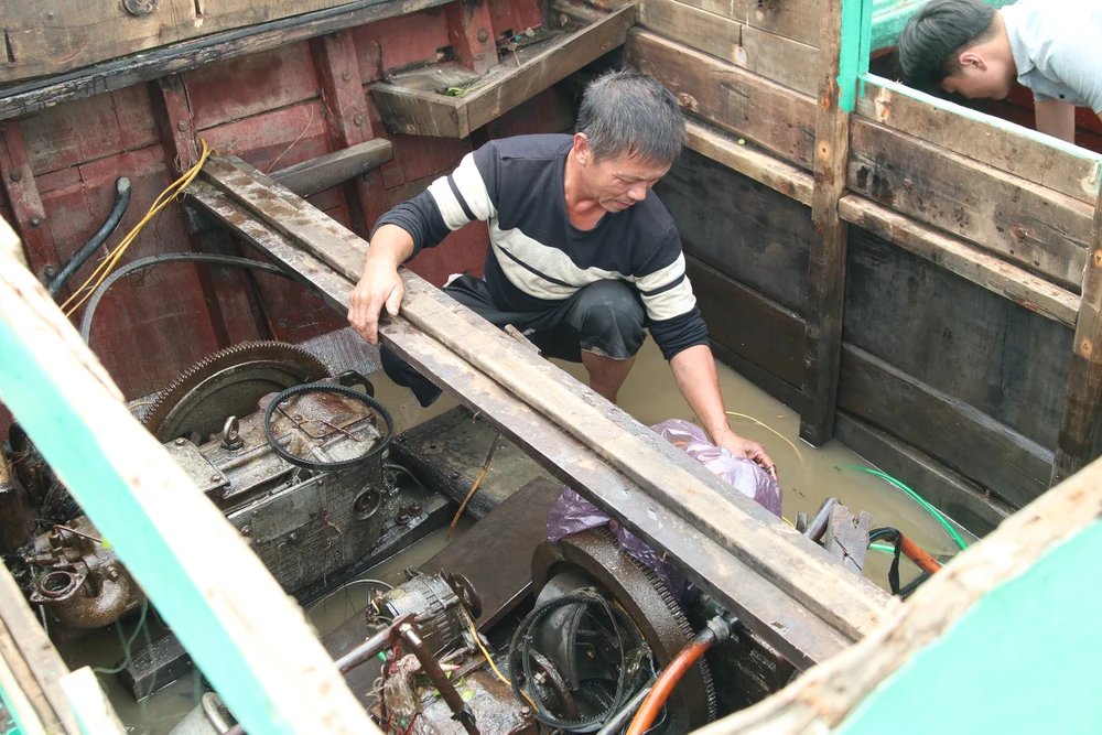 tau-ca-cua-ngu-dan-ha-tinh-bi-chim-vui-lap (3).JPG