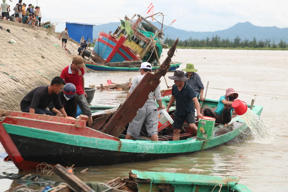 tau-ca-cua-ngu-dan-ha-tinh-bi-chim-vui-lap (4).JPG