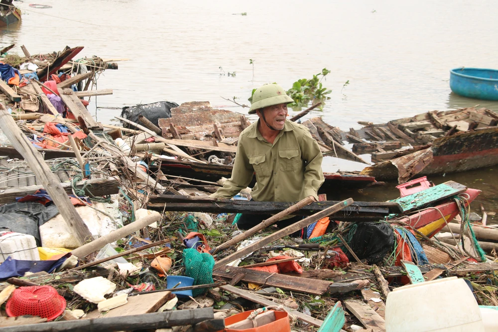 Xót xa cảnh loạt tàu cá của ngư dân Hà Tĩnh bị chìm, vùi lấp sau bão