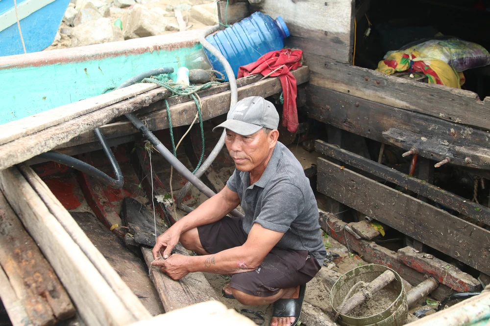 tau-ca-cua-ngu-dan-ha-tinh-bi-chim-vui-lap (7).JPG