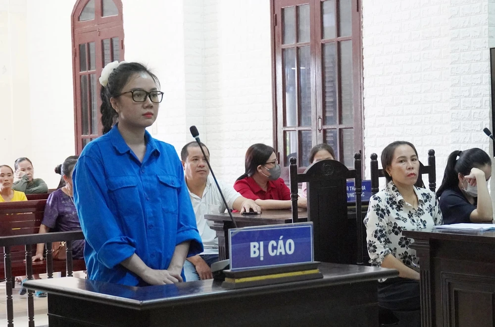 Lừa đảo chiếm đoạt gần 13 tỉ đồng, nữ nhân viên ngân hàng lãnh 13 năm rưỡi tù