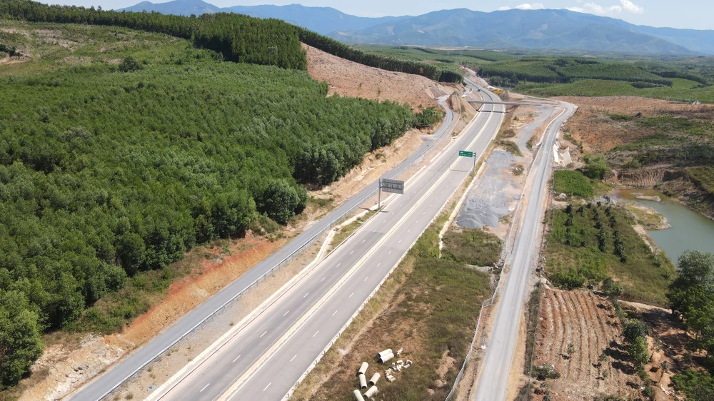 Thông xe tuyến cao tốc Vũng Áng - Bùng dài hơn 55km qua Hà Tĩnh và Quảng Trị