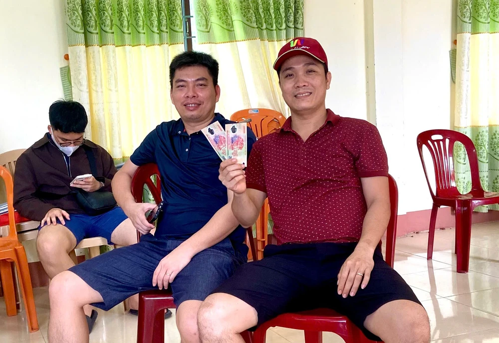 Chi trả xuyên trưa, quà Quốc khánh 2-9 lan tỏa niềm vui đến người dân Quảng Trị