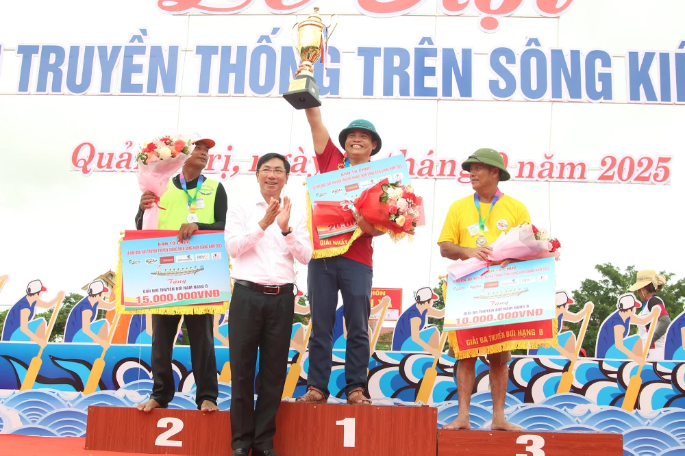 Tet-doc-lap-dua-boi-thuyen-tren-song-Kien-Giang (13).JPG