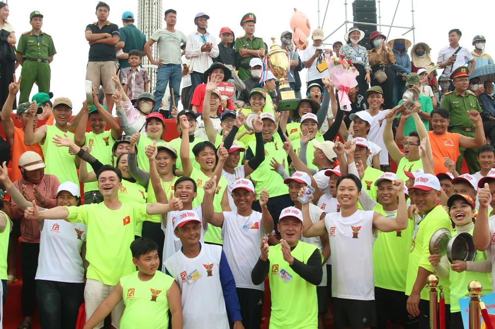 Tet-doc-lap-dua-boi-thuyen-tren-song-Kien-Giang (15).JPG