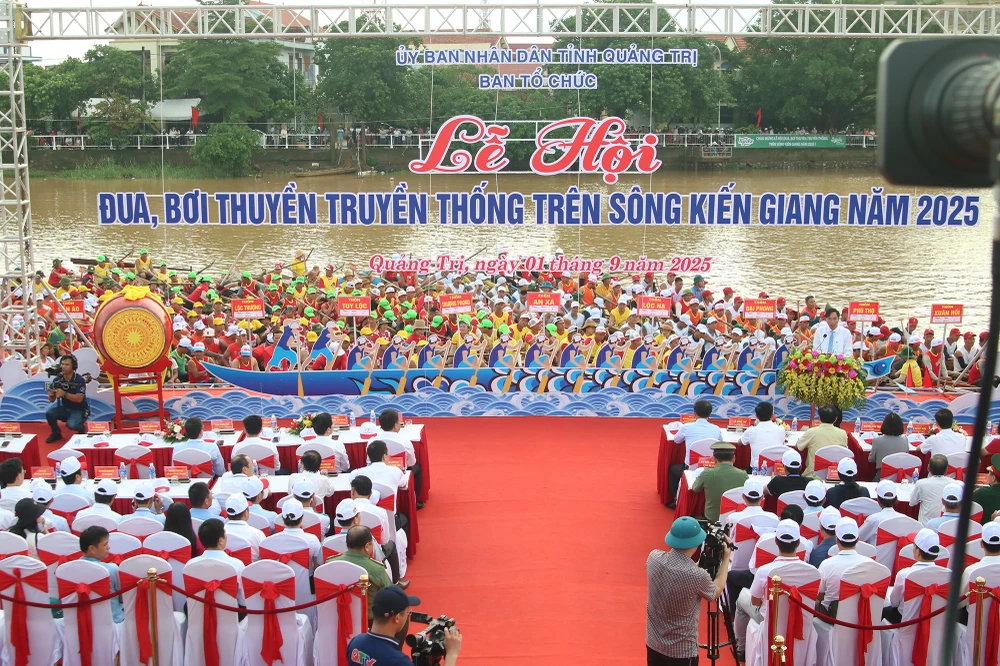 Không khí đua bơi náo nhiệt mừng Tết Độc lập trên quê hương Đại tướng Võ Nguyên Giáp