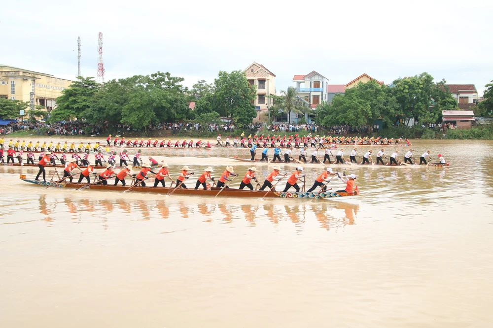 Tet-doc-lap-dua-boi-thuyen-tren-song-Kien-Giang (3).JPG