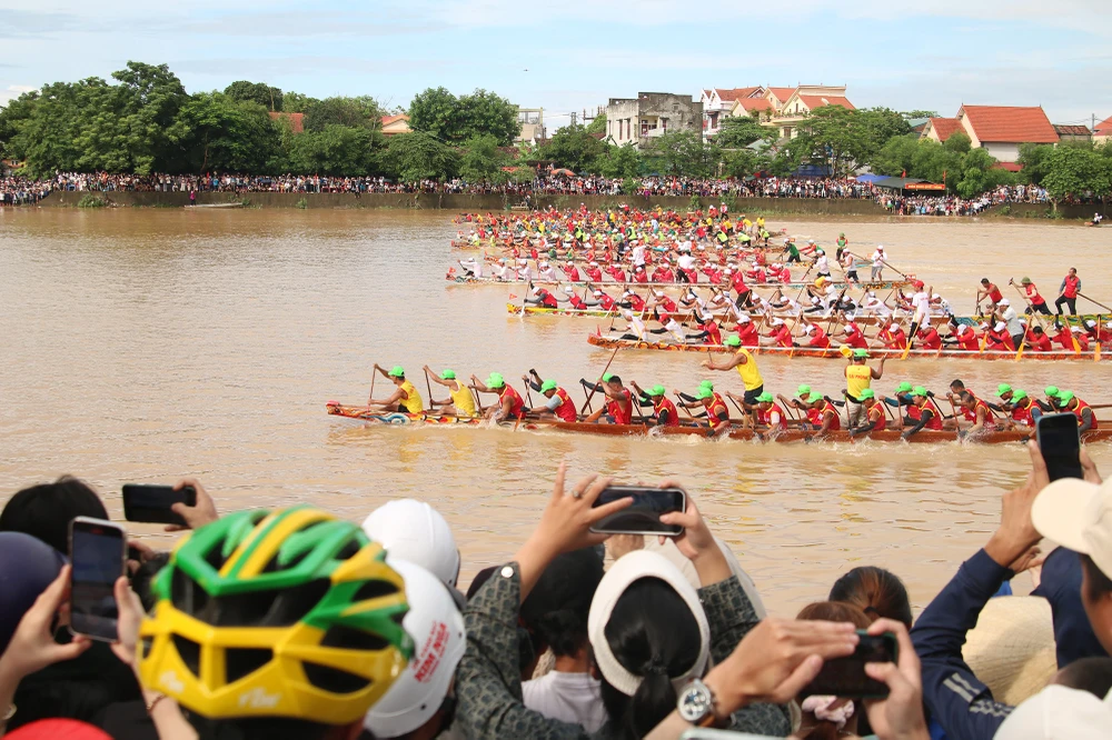 Tet-doc-lap-dua-boi-thuyen-tren-song-Kien-Giang (4).JPG
