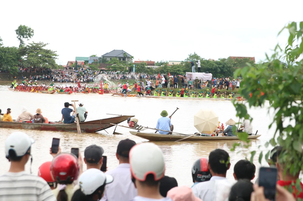 Tet-doc-lap-dua-boi-thuyen-tren-song-Kien-Giang (5).JPG