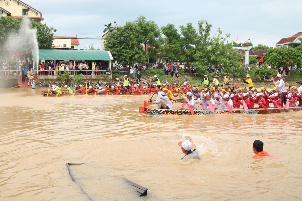 Tet-doc-lap-dua-boi-thuyen-tren-song-Kien-Giang (8).JPG