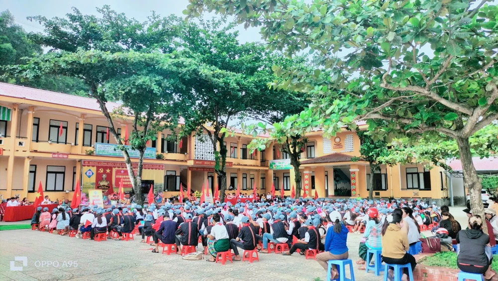 hoc-sinh-vung-cao-ngay-tuu-truong (7).jpg