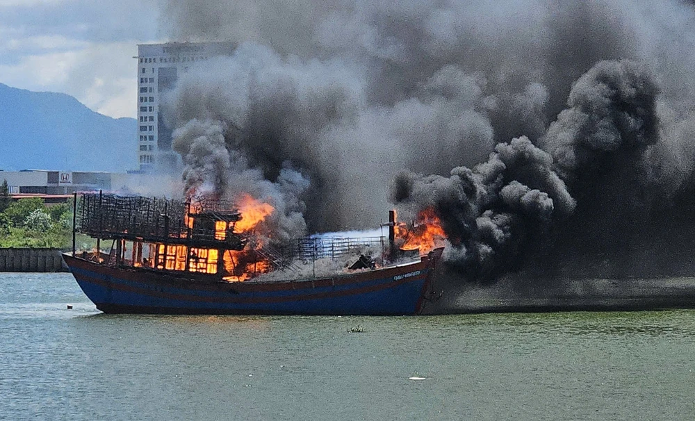 Tàu cá của ngư dân Quảng Trị bốc cháy ngùn ngụt ở khu neo đậu