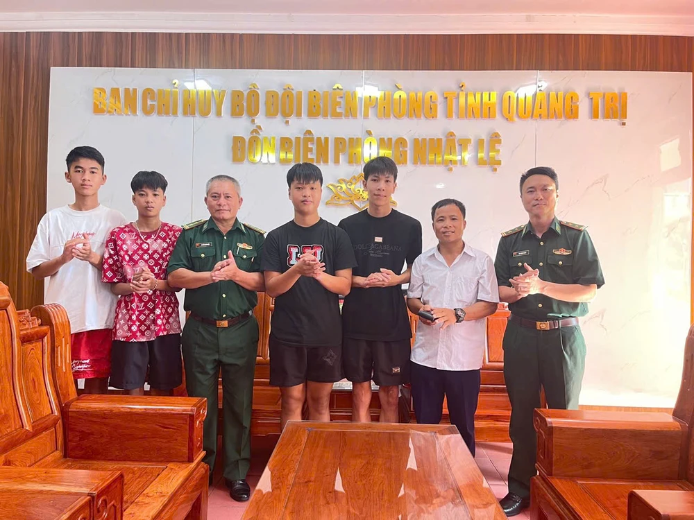 Nhặt được ví tiền, 4 thanh thiếu niên ở Quảng Trị tìm trả người đánh rơi