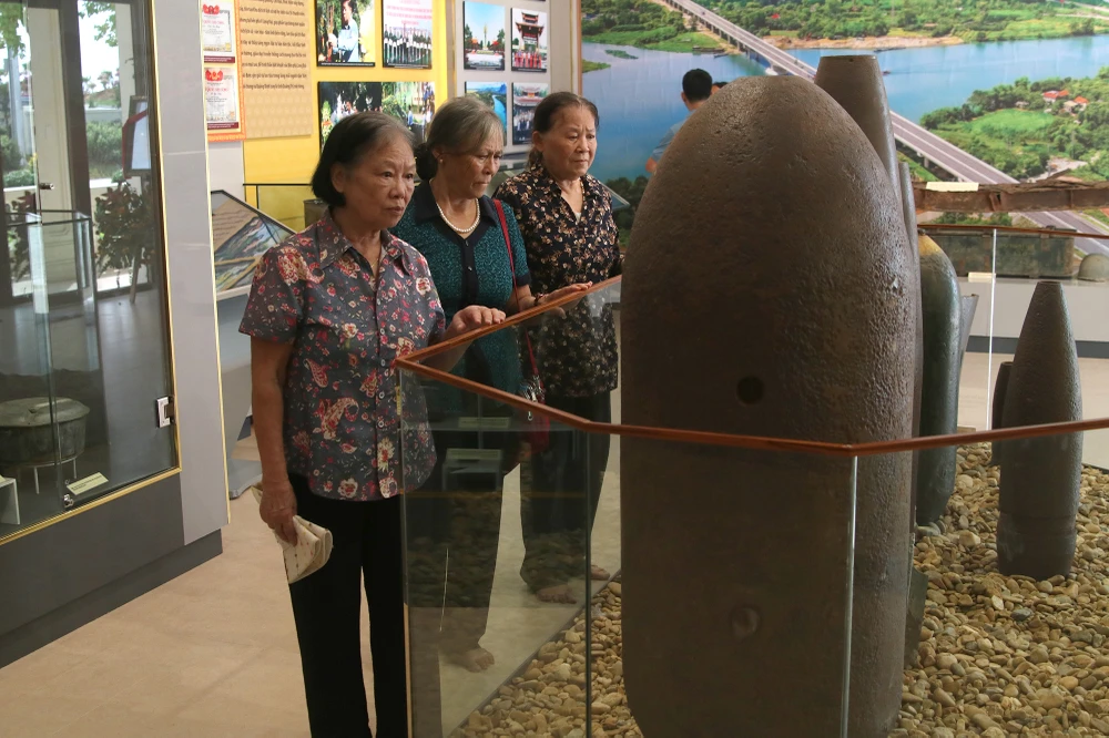 khu-tuong-niem-16-thanh-nien-xung-phong-ben-pha-long-dai (11).JPG