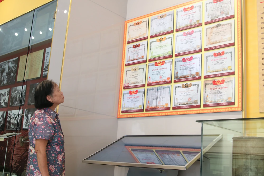 khu-tuong-niem-16-thanh-nien-xung-phong-ben-pha-long-dai (12).JPG