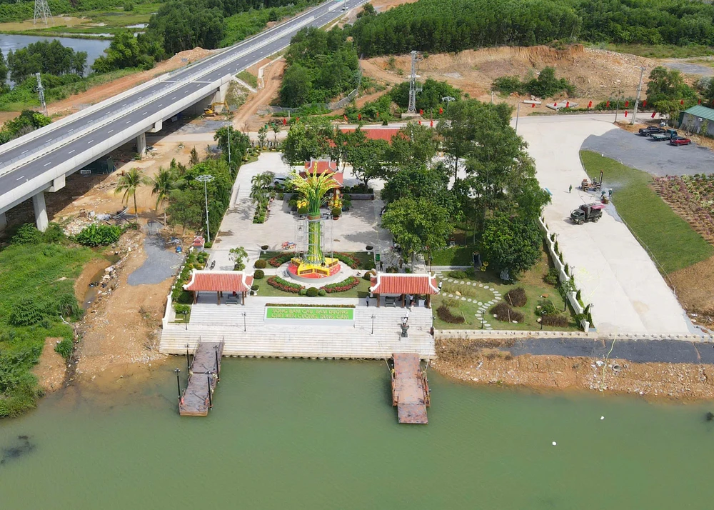 khu-tuong-niem-16-thanh-nien-xung-phong-ben-pha-long-dai (2).jpg