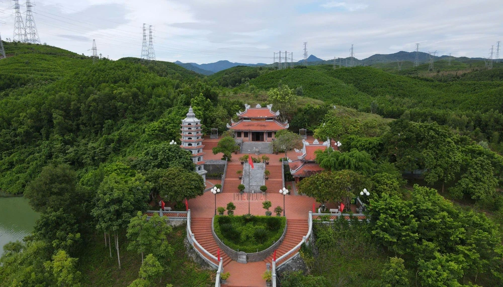 khu-tuong-niem-16-thanh-nien-xung-phong-ben-pha-long-dai (3).jpg