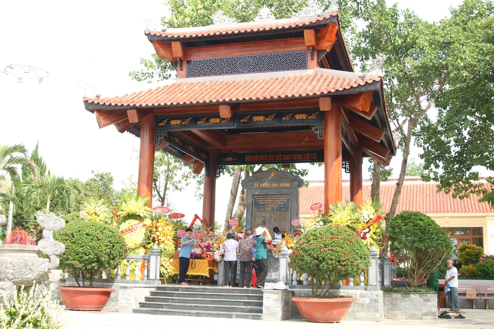 khu-tuong-niem-16-thanh-nien-xung-phong-ben-pha-long-dai (6).JPG