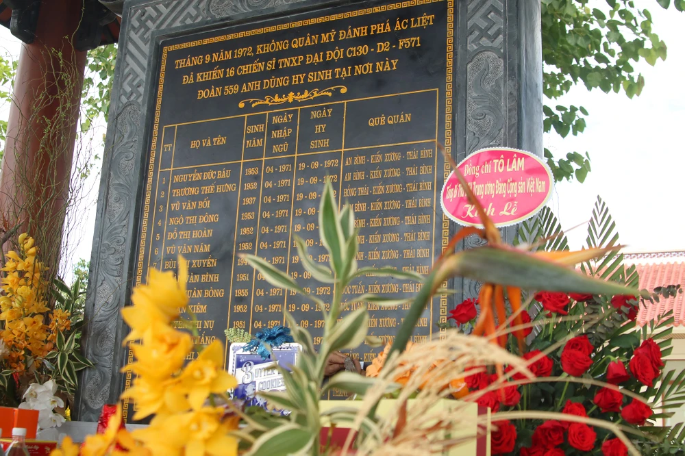 khu-tuong-niem-16-thanh-nien-xung-phong-ben-pha-long-dai (7).JPG