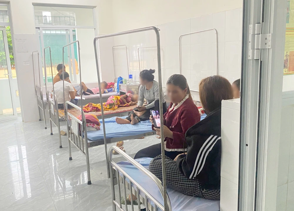 Số học sinh nghi ngộ độc sau bữa sáng tại trường ở Quảng Trị tăng lên 40 em