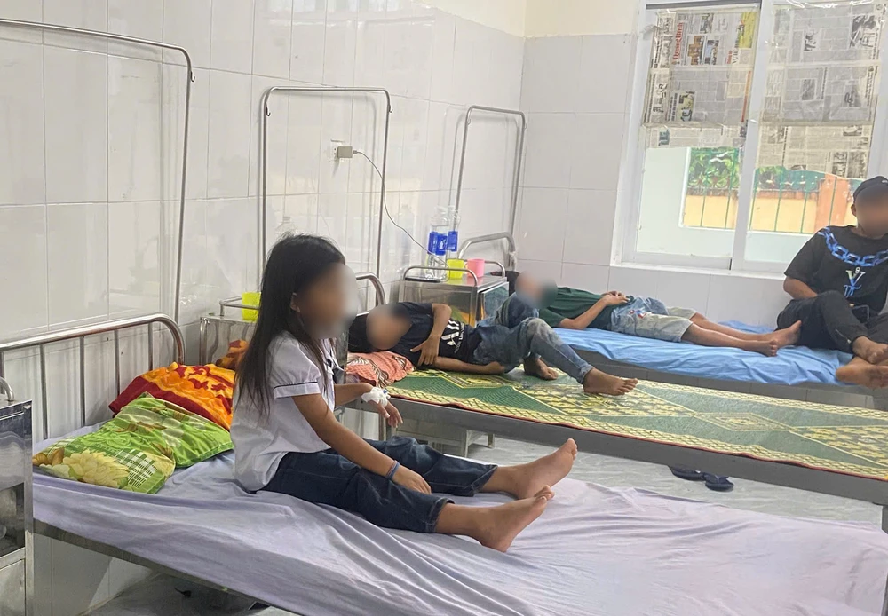 Làm rõ vụ 40 học sinh nghi ngộ độc thực phẩm sau bữa ăn sáng ở trường