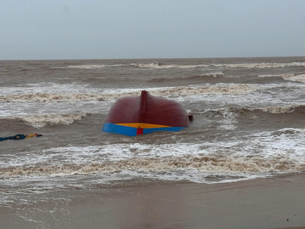 Phát hiện tàu cá mất tích bị lật úp, số phận 9 ngư dân chưa xác định