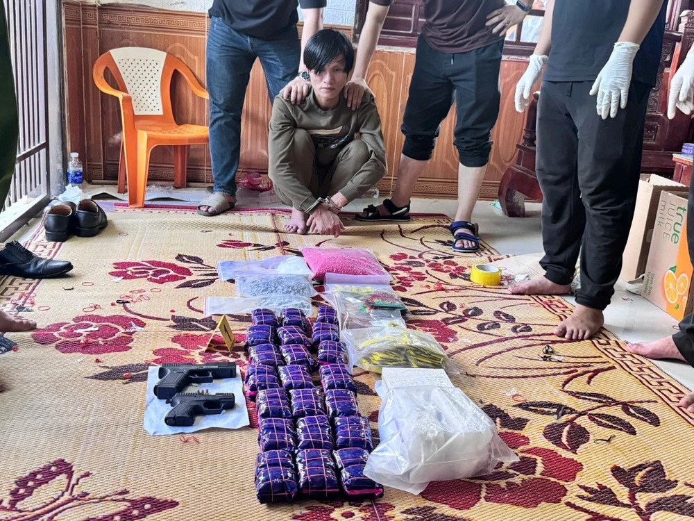 Trần Văn Huy cùng số ma túy thu giữ được từ quá trình đấu tranh chuyên án. Ảnh: CAQT