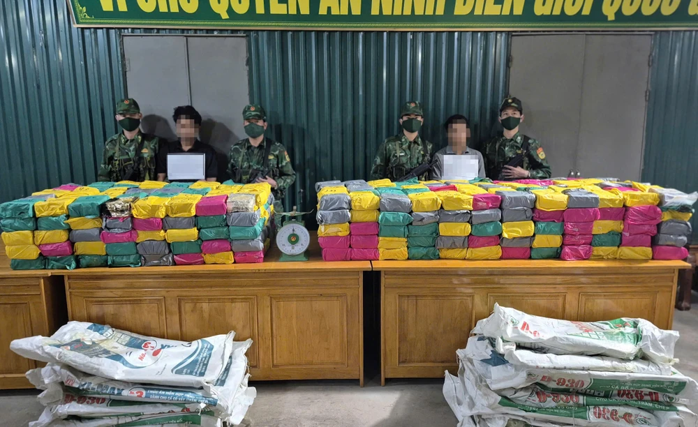 Ngụy trang nửa tấn ma túy trong “bao thức ăn cho cá” rồi chở qua biên giới bằng xe đầu kéo