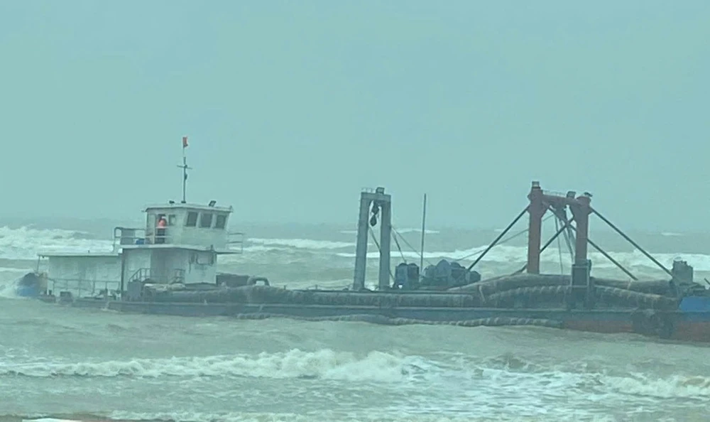 Tàu chở hàng có 4 thuyền viên gặp nạn khi đi qua vùng biển Quảng Trị