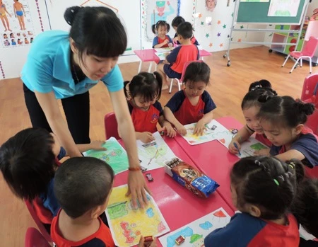 Nhận trẻ 6 - 18 tháng tuổi, các trường vẫn chưa đáp ứng được nhu cầu gửi con của công nhân.