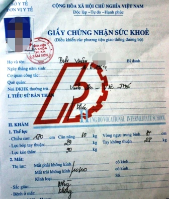 Dù bị mù một bên mắt nhưng giấy khám sức khỏe vẫn ghi thị lực 2 mắt ông N. là... 10/10.