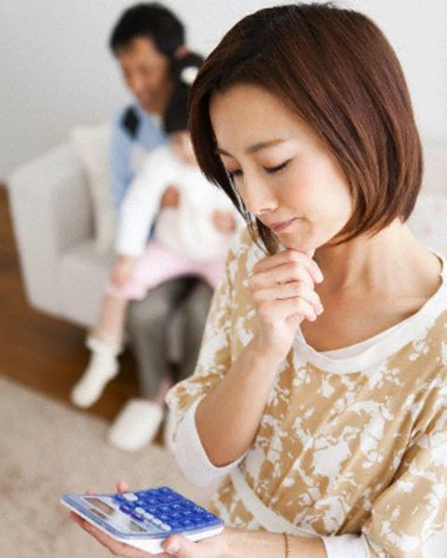 Ngày vợ mất, tôi phát hiện ra gầm tủ chứa toàn phong bì của vợ ảnh 1