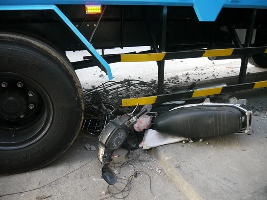 Xe tải 2 tỉ mới mua chưa kịp làm biển số đã bị tông bẹp dúm ảnh 5