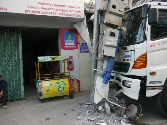 Xe tải 2 tỉ mới mua chưa kịp làm biển số đã bị tông bẹp dúm ảnh 3