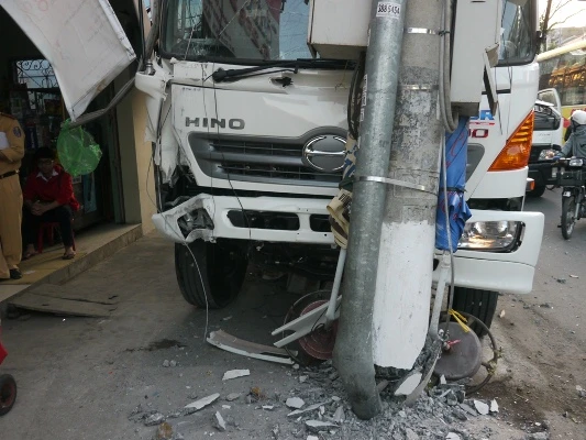 Xe tải 2 tỉ mới mua chưa kịp làm biển số đã bị tông bẹp dúm ảnh 2