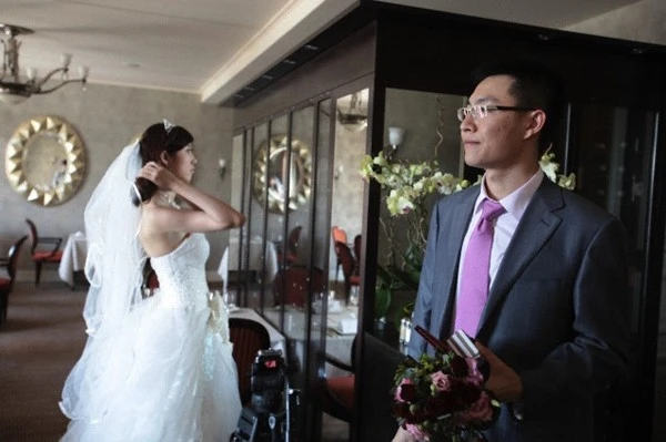 Là bố mẹ, nên cuối cùng tôi cũng phải ưng thuận và đứng ra làm đám cưới cho con trai (Ảnh minh họa)