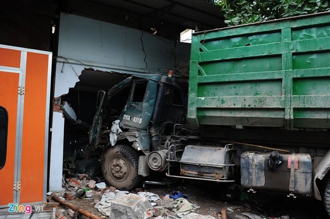 Xe chở rác nuốt xe máy vào gầm, 6 người nhập viện ảnh 1