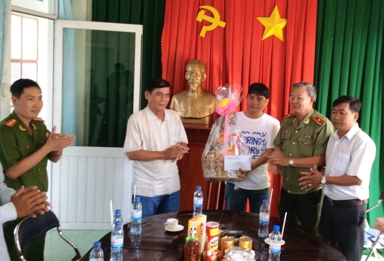 Giám đốc công an Bình Dương chúc Tết ‘hiệp sĩ’ ảnh 1