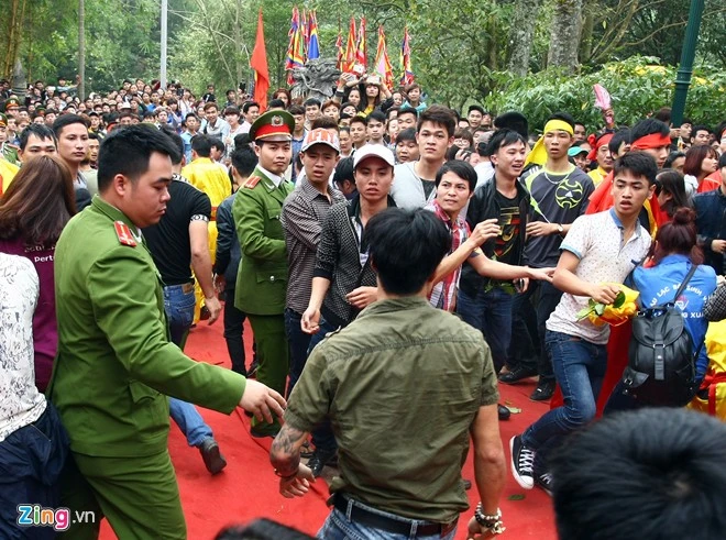 <a href='https://plo.vn/tu-khoa.html?q=hỗn chiến' title='Hỗn chiến'>Hỗn chiến</a> ở lễ hội đền Gióng