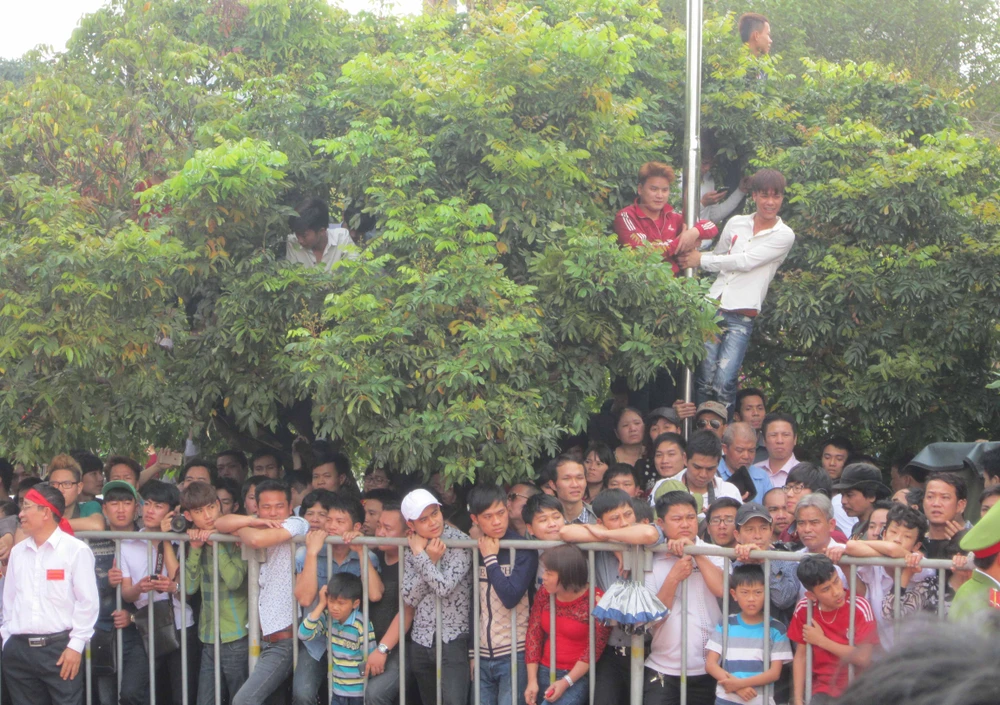 Leo cây xem hội chém lợn ảnh 8