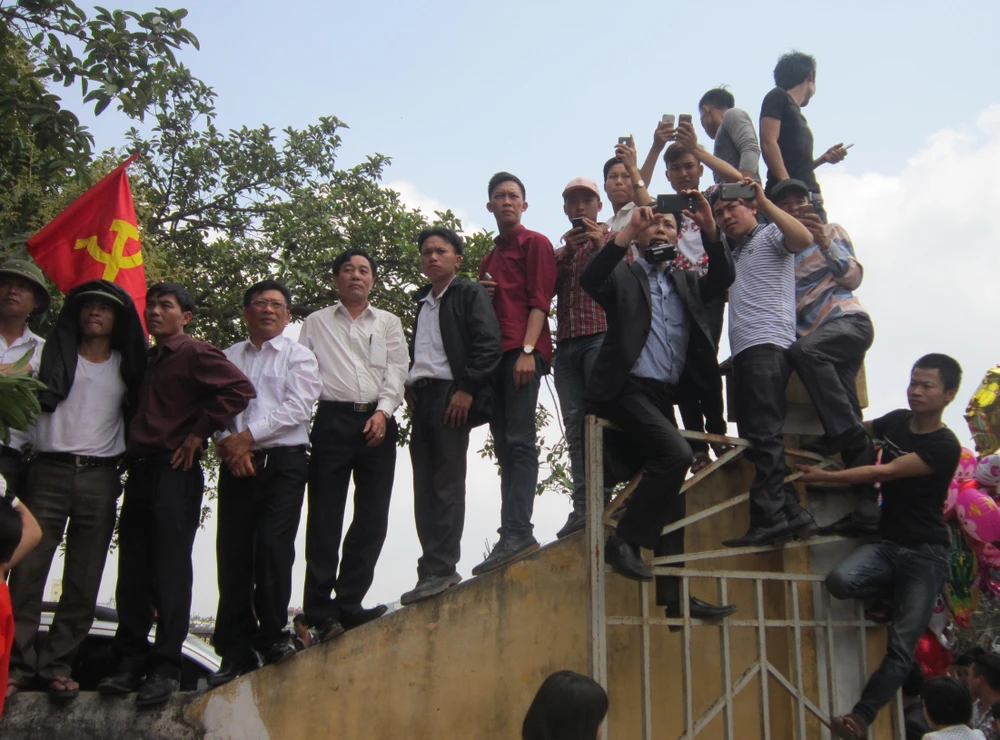 Leo cây xem hội chém lợn ảnh 6