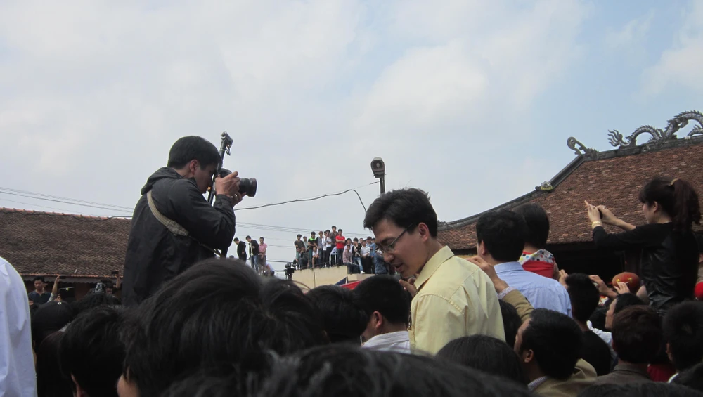 Leo cây xem hội chém lợn ảnh 5