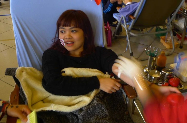 Những “bóng hồng” hiến máu trong ngày 8-3 ảnh 3