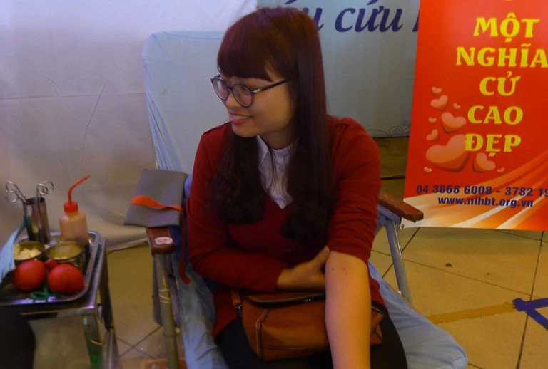 Những “bóng hồng” hiến máu trong ngày 8-3 ảnh 4